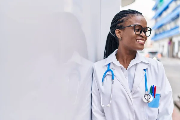 African American Woman Doctor Smiling Confident Standing Hospital — Photo
