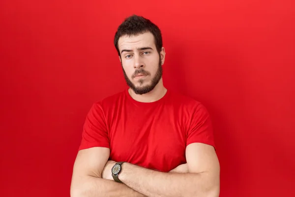 Молодий Іспаномовний Чоловік Повсякденній Червоній Сорочці Виглядає Сонним Втомленим Виснажений — стокове фото