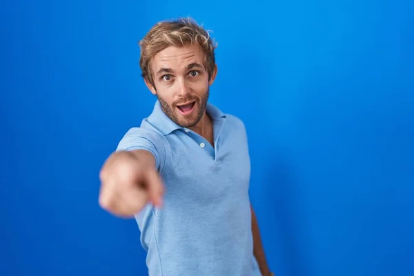 Caucasian Man Standing Blue Background Pointing Displeased Frustrated Camera Angry — 스톡 사진