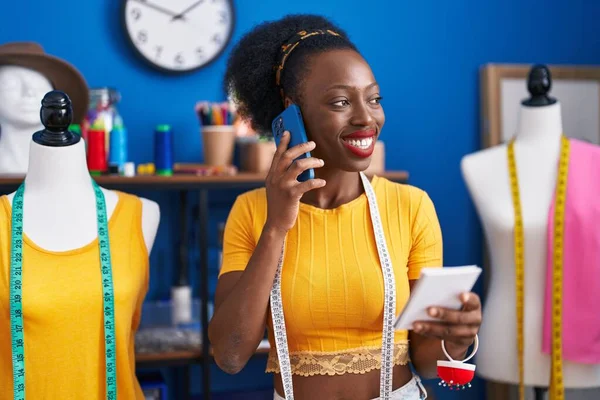Mujer Afroamericana Sastrería Hablando Smartphone Leyendo Cuaderno Estudio Costura —  Fotos de Stock