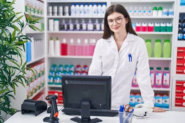 Young Caucasian Woman Pharmacist Smiling Confident Standing Pharmacy — Foto Stock
