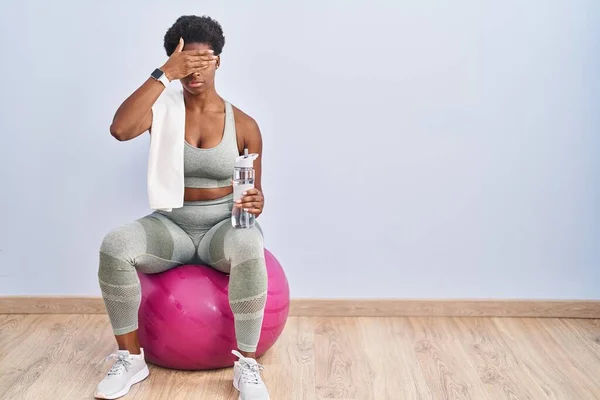 Afroamerikansk Kvinna Klädd Sportkläder Sittandes Pilates Boll Täcker Ögon Med — Stockfoto
