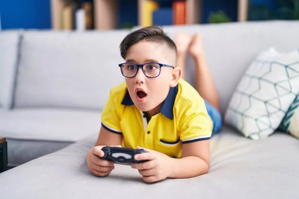 Jong Spaans Kind Spelen Video Game Holding Controller Bank Bang — Stockfoto