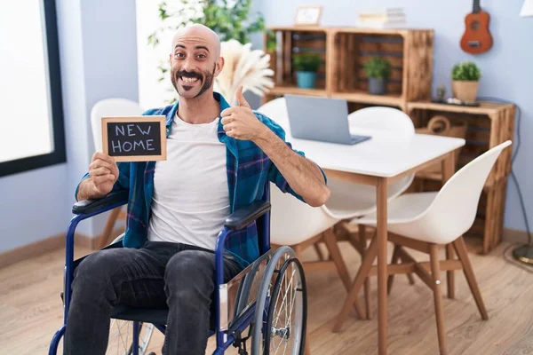 Ισπανόφωνος Άνδρας Γενειάδα Κάθεται Αναπηρική Καρέκλα Στο Νέο Σπίτι Χαμογελώντας — Φωτογραφία Αρχείου