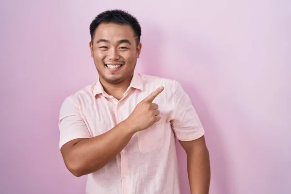 Chinese Young Man Standing Pink Background Cheerful Smile Face Pointing — Stock Photo, Image