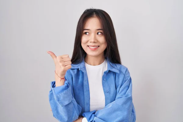 Jonge Chinese Vrouw Staan Witte Achtergrond Glimlachen Met Gelukkig Gezicht — Stockfoto
