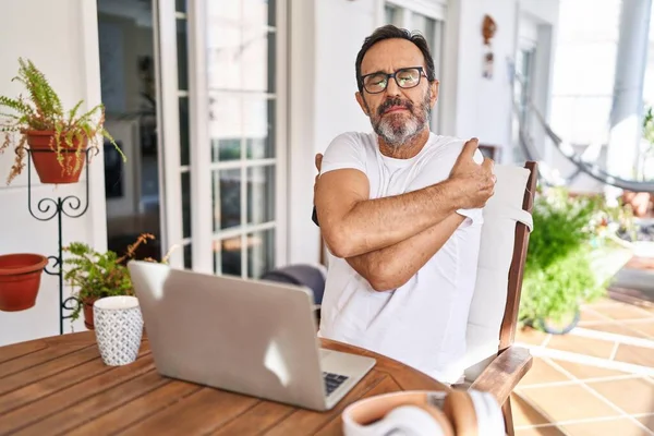 自宅でコンピュータのラップトップを使用している中年の男性は 自分自身幸せと肯定的な抱擁 自信を笑顔 自己愛と自己ケア — ストック写真