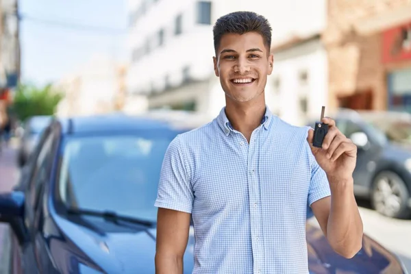 Junger Hispanischer Mann Mit Autoschlüssel Sieht Positiv Und Glücklich Stehend — Stockfoto