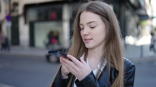 Молодая Блондинка Использует Смартфон Серьезным Выражением Лица Улице — стоковое фото
