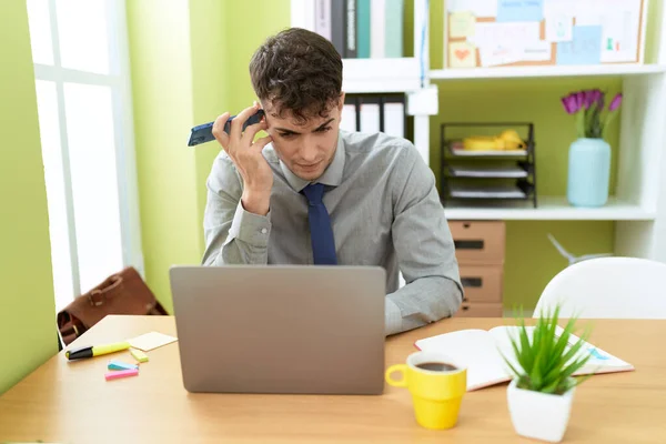 Genç Spanyol Adamı Ofisteki Akıllı Telefondan Sesli Mesaj Dinlediğini Vurguladı — Stok fotoğraf