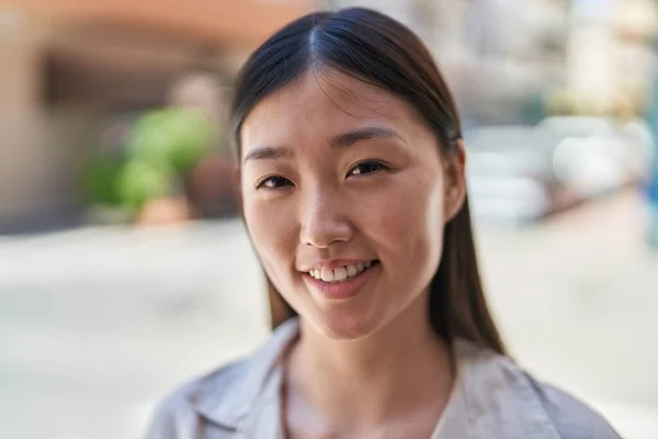 Chińska Kobieta Uśmiecha Się Pewnie Stojąc Ulicy — Zdjęcie stockowe