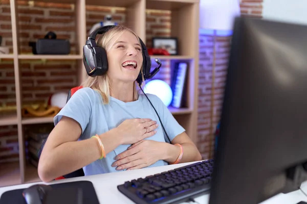 Joven Mujer Caucásica Jugando Videojuegos Con Auriculares Sonriendo Riendo Voz — Foto de Stock