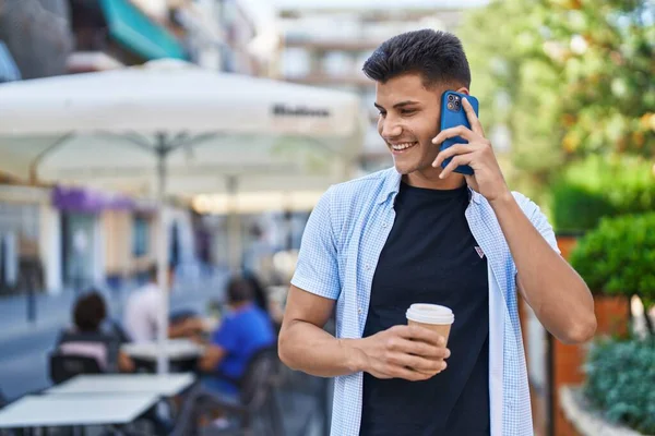 在街上用智能手机聊天的年轻人在喝咖啡 — 图库照片