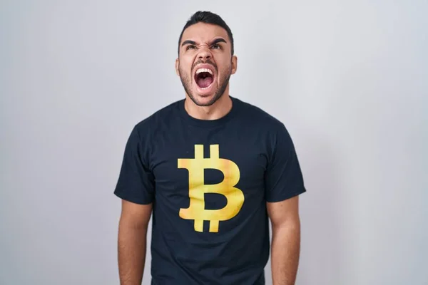 Joven Hombre Hispano Vistiendo Camiseta Bitcoin Enojado Loco Gritando Frustrado —  Fotos de Stock