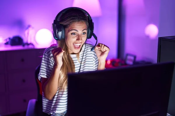 Genç Sarışın Kadın Video Oyunları Oynuyor Gururla Bağırıyor Zaferi Kutluyor — Stok fotoğraf