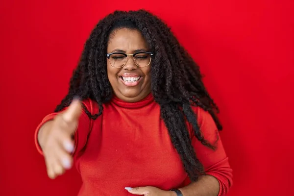 Size Spaanse Vrouw Staan Rode Achtergrond Glimlachend Vriendelijk Aanbieden Van — Stockfoto