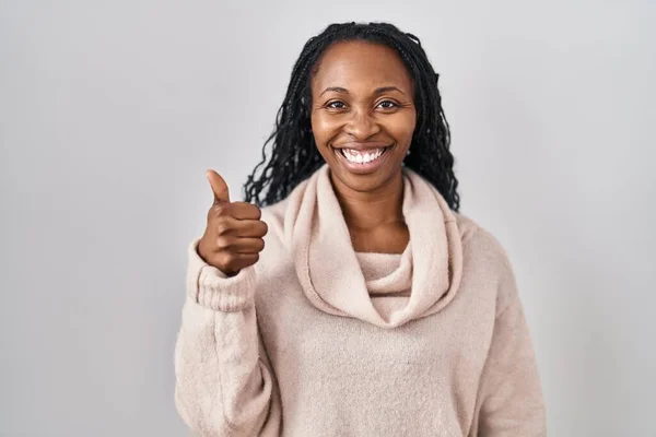 Африканская Женщина Стоящая Белом Фоне Делает Счастливый Жест Вверх Рукой — стоковое фото