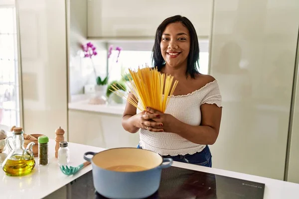 Hispanic Brunette Woman Cooking Spaghetti Kitchen — Foto de Stock