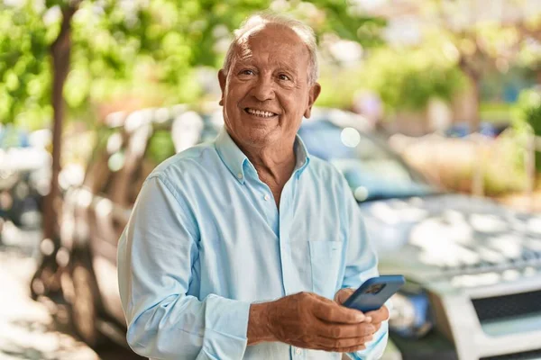 Senior Gråhårig Man Ler Säkert Med Hjälp Smartphone Gatan — Stockfoto