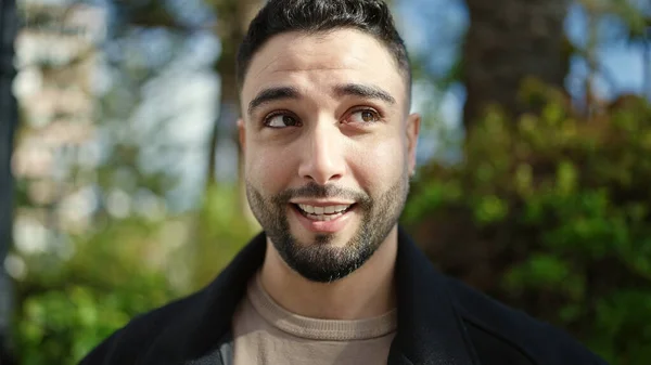 Ung Arabisk Man Ler Säker Stående Parken — Stockfoto