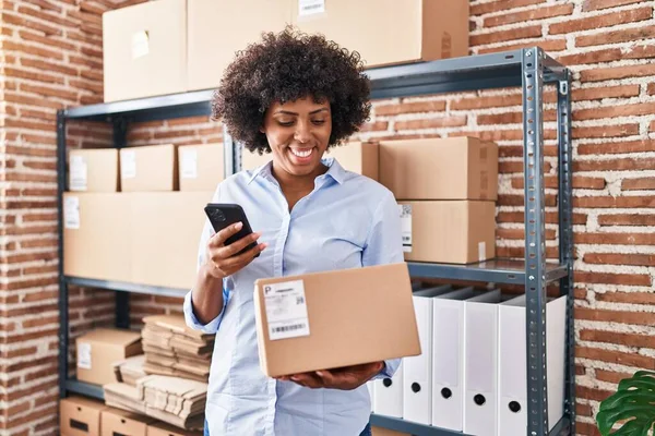 African American Woman Ecommerce Business Worker Using Smartphone Holding Package — Stockfoto