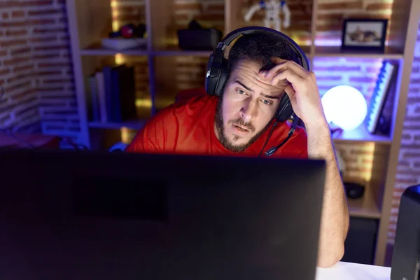 Spanyol Asıllı Genç Adam Oyun Odasında Bilgisayar Kullanarak Strese Girdi — Stok fotoğraf