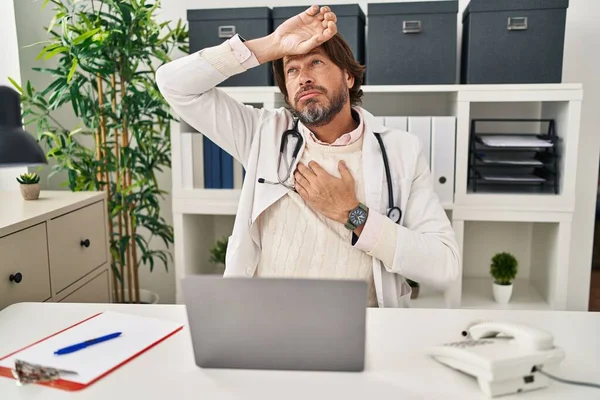 病気や熱のための額に触れる診療所で働くハンサムな中年医師 インフルエンザと風邪 ウイルス病 — ストック写真