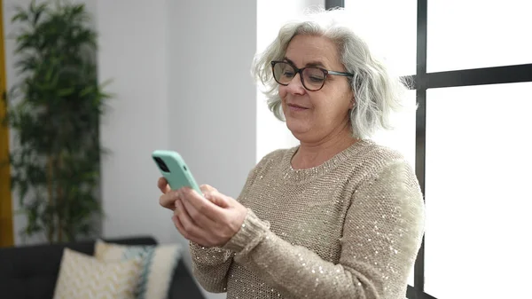 Middle Age Woman Grey Hair Using Smartphone Standing Home — ストック写真