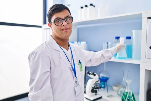 Sendromlu Adam Laboratuarda Deney Tüpü Tutan Bilim Adamı Üniforması Giyiyor — Stok fotoğraf