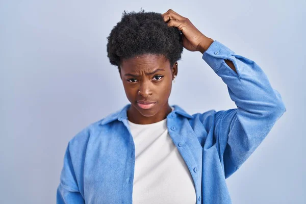 Femme Afro Américaine Debout Sur Fond Bleu Confondre Poser Des — Photo
