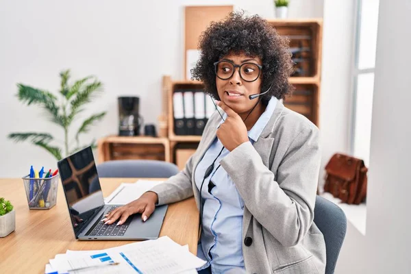 Schwarze Frau Mit Lockigem Haar Die Büro Das Headset Eines — Stockfoto