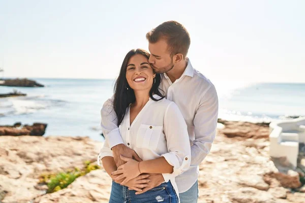 Man Woman Couple Smiling Happy Hugging Each Other Standing Seaside — Zdjęcie stockowe