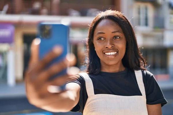 Jovem Afro Americana Sorrindo Confiante Fazendo Selfie Pelo Smartphone Rua — Fotografia de Stock