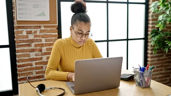 Νεαρή Αφροαμερικανίδα Επιχειρηματίας Που Χρησιμοποιεί Φορητό Υπολογιστή Που Εργάζεται Στο — Φωτογραφία Αρχείου