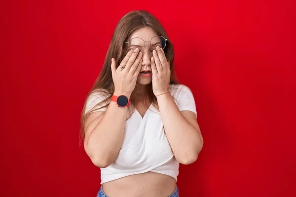Young Caucasian Woman Standing Red Background Rubbing Eyes Fatigue Headache — Stockfoto