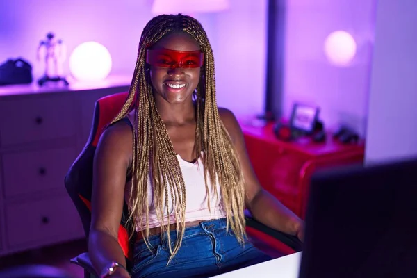 在游戏室使用虚拟现实眼镜玩电子游戏的非裔美国妇女流 — 图库照片