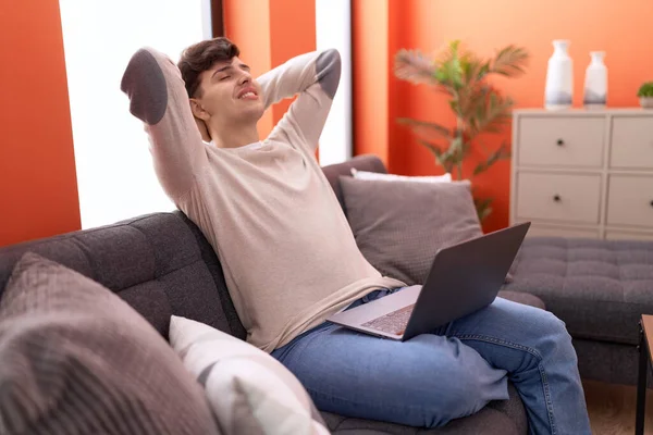 Hombre Binario Usando Portátil Relajado Sofá Casa — Foto de Stock
