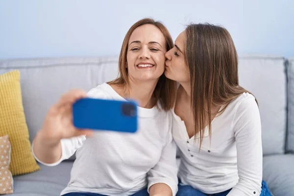 Two Women Mother Daughter Make Selfie Smartphone Home — Fotografia de Stock