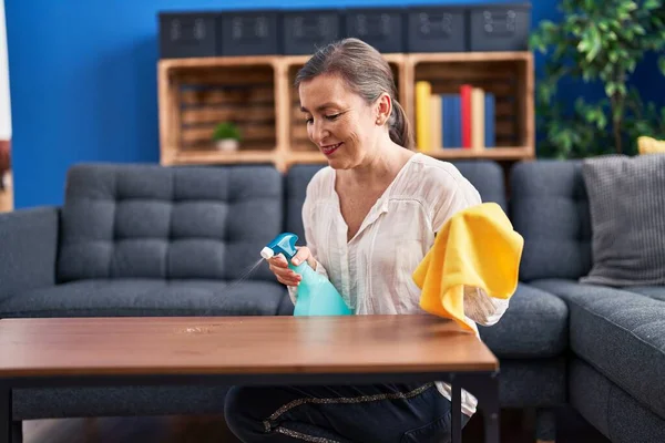 Middle Age Woman Smiling Confident Cleaning Table Home — Stock Photo, Image