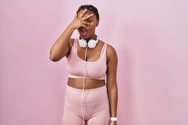Femme Afro Américaine Avec Des Tresses Portant Des Vêtements Sport — Photo