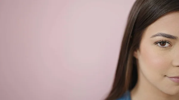 Молода Красива Іспаномовна Жінка Стоїть Серйозним Виразом Над Ізольованим Рожевим — стокове фото