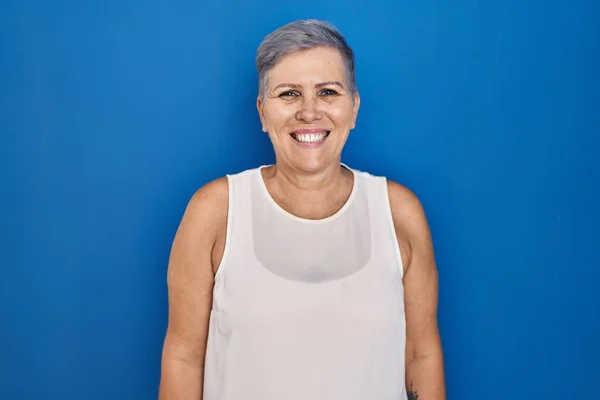 Middle Age Caucasian Woman Standing Blue Background Happy Cool Smile — Stock Photo, Image