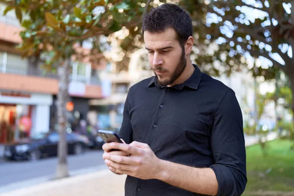 Genç Spanyol Adam Parkta Rahat Bir Ifadeyle Akıllı Telefon Kullanıyor — Stok fotoğraf