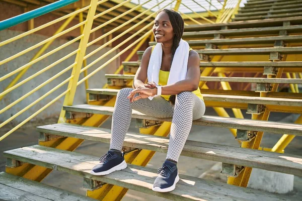 Africano Americano Mulher Usando Cronômetro Sentado Escadas Rua — Fotografia de Stock
