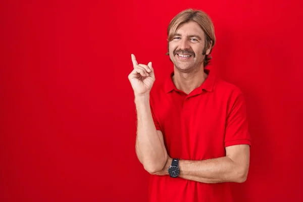 Homme Caucasien Avec Moustache Debout Sur Fond Rouge Avec Grand — Photo