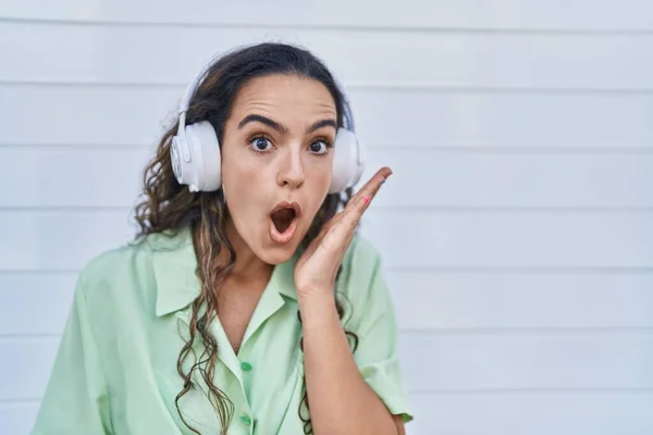 Genç Spanyol Kadın Kulaklık Kullanarak Müzik Dinliyor Korkmuş Şaşırmış Bir — Stok fotoğraf