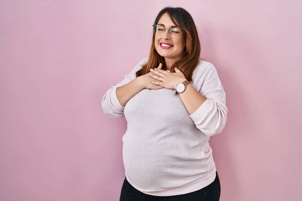 Pregnant Woman Standing Pink Background Smiling Hands Chest Closed Eyes — Stock Photo, Image