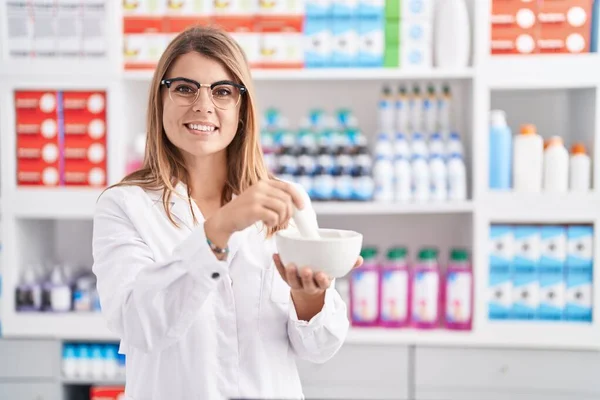 Young Woman Pharmacist Smiling Confident Working Pharmacy — Stockfoto