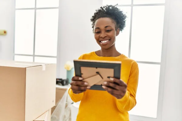 African American Woman Smiling Confident Looking Photo New Home — Stock Photo, Image