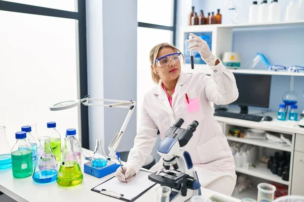 Young Hispanic Woman Wearing Scientist Uniform Analysing Blood Laboratory — Stock Photo, Image